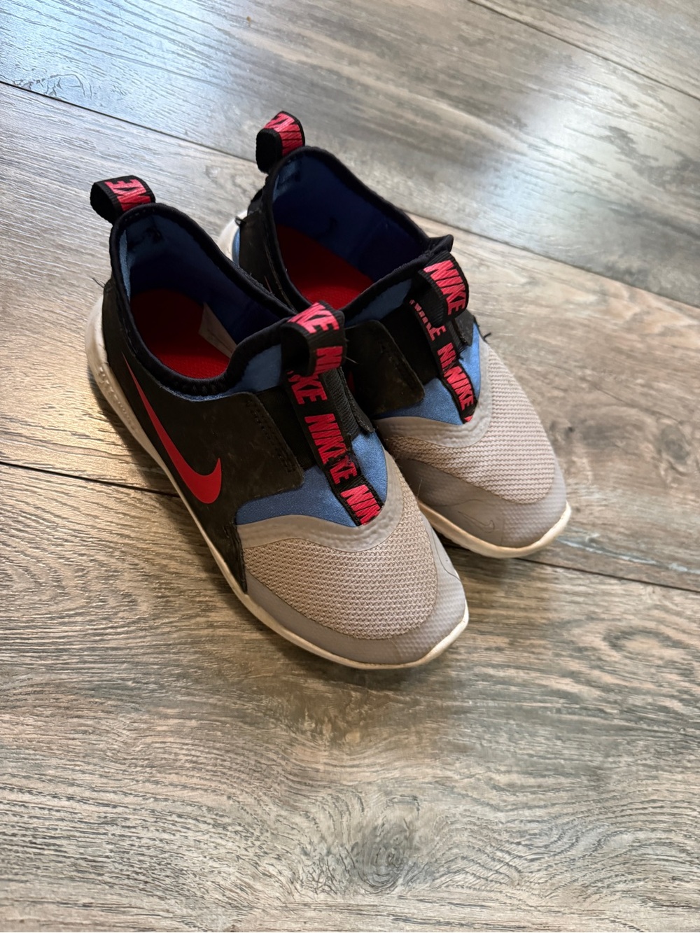 Nike Kids Slip-On flex runner Sneakers in Gray, Black and Red
